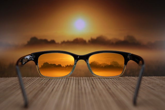 thru glasses we see a clear sunset